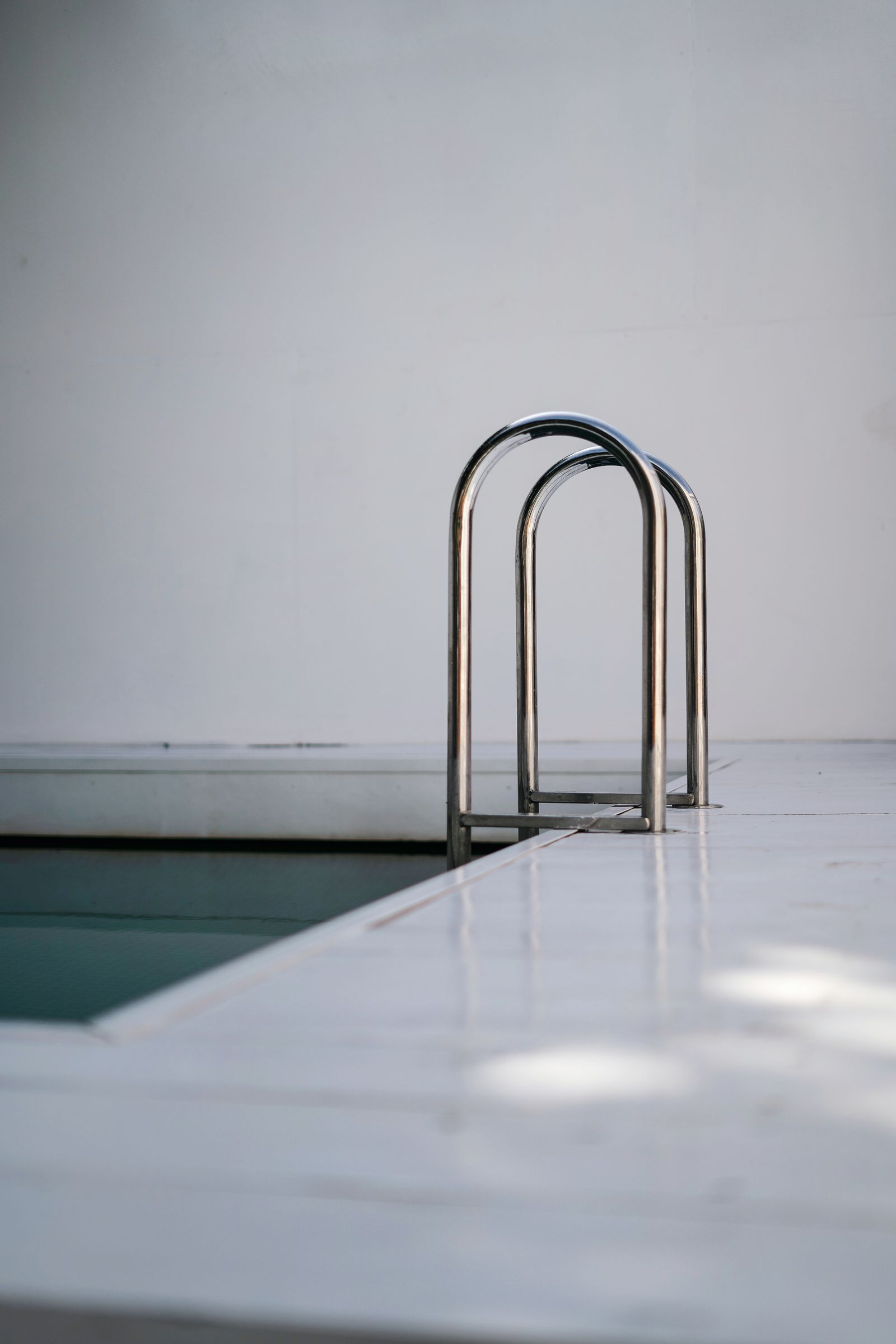 Corrimão em aço inox junto a piscina